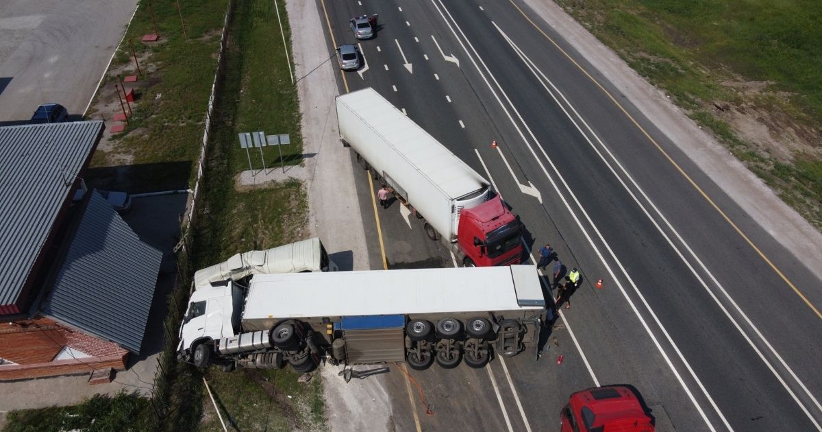 jackknife truck accident